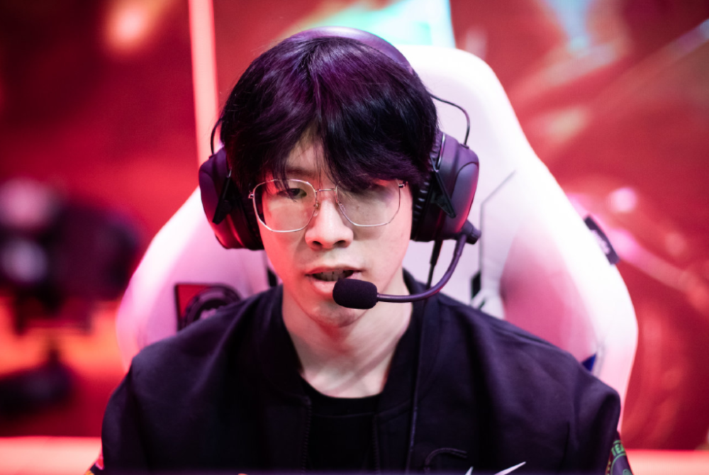 LPL 明天的首发阵容已公布： SeTab 对阵 knight 在中路， HOYA 对阵 bin 在SOLO选边赛中