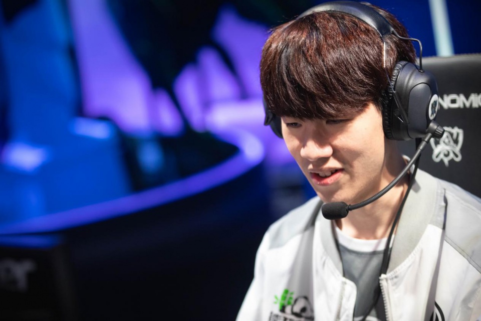 还有这种操作？这比赛从主办方到参赛选手都是假的